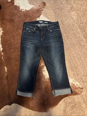 Women’s Levi' Denizen Dark Blue Ankle Crop Jeans in great condition!